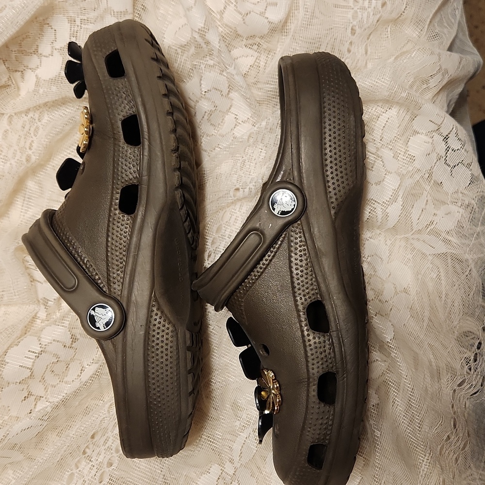EMBELLISHED CROCS! SUPER CUTE 😍 NO ONE ELSE HAS A PAIR!!! 8W/6M - Picture 2 of 6